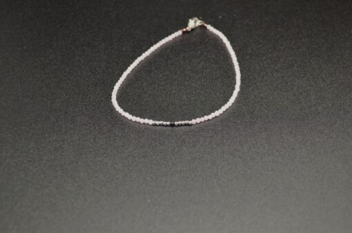 Petit armbånd rosa og sort  2mm