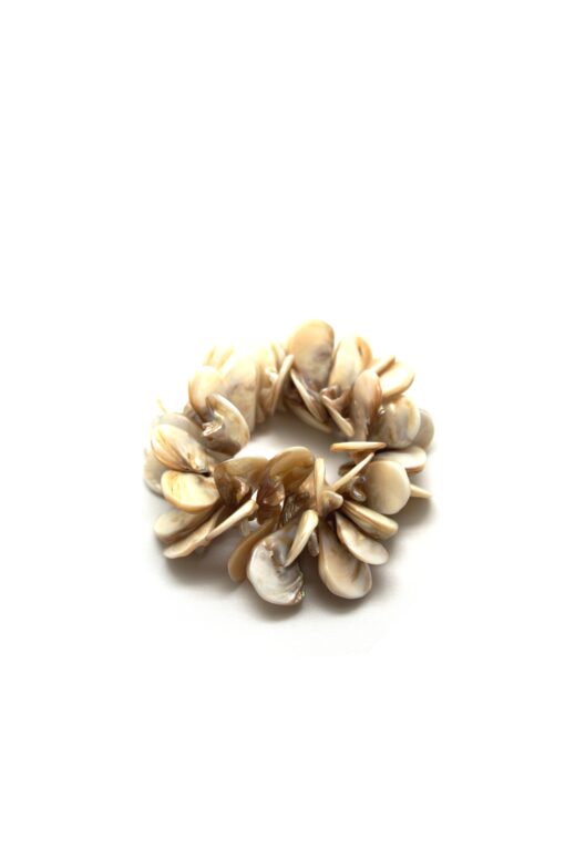 Dråpeformet beige skjellarmbånd