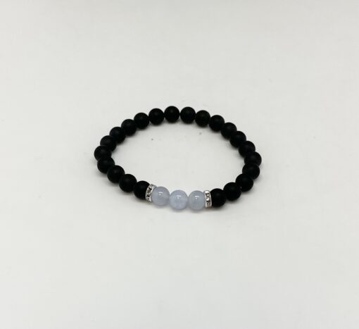 Armbånd med matt sort. blå og zirkon